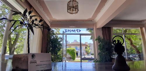 숙소 외관, Ermis in 로우트라 이파티스