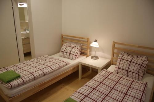 2 twin beds