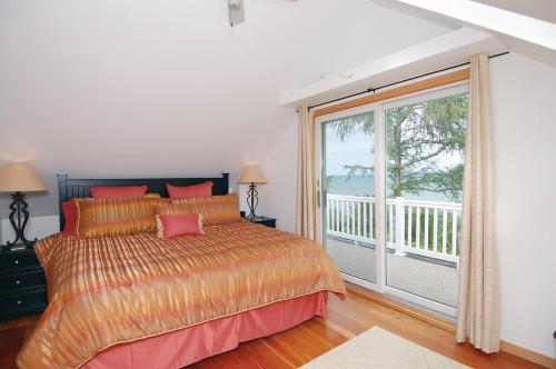 Cozy Lake Michigan Cottage on Lake Michigan-Pet Friendly! in Sheboygan, USA