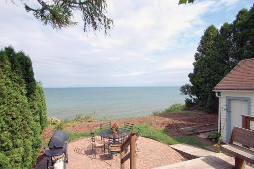Cozy Lake Michigan Cottage on Lake Michigan-Pet Friendly! in Sheboygan, USA