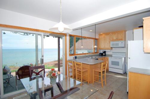 Cozy Lake Michigan Cottage on Lake Michigan-Pet Friendly!