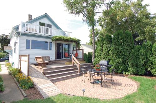 Cozy Lake Michigan Cottage on Lake Michigan-Pet Friendly! in Sheboygan, USA
