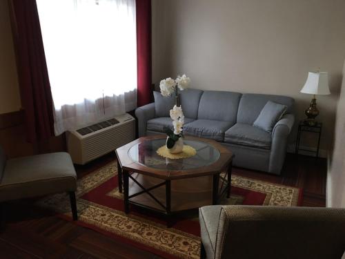 1 king bed, 1 sofa bed