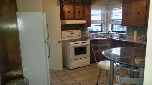 Kitchen, McMaster Accommodations in Hamilton (ON)