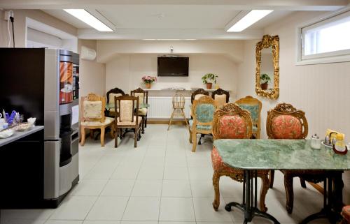 Mango Hotel - image 2