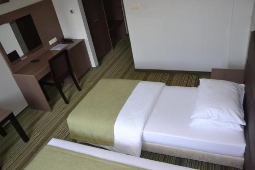 Hotel Pod Dębem - image 12