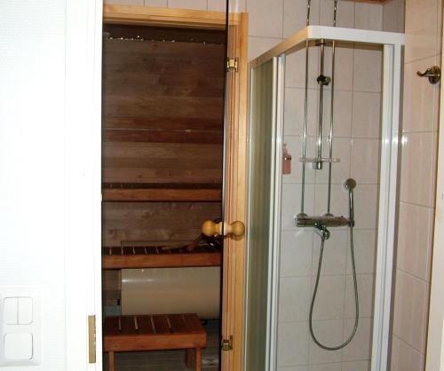 Bathroom, Yllastar 305 Apartment in Röhkömukka