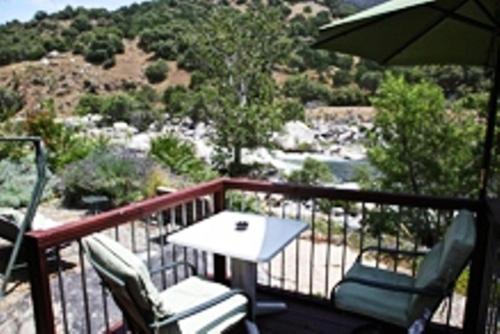 ระเบียง/ชานเรือน, The Gateway Restaurant & Lodge in ทรีริเวอร์ (CA)