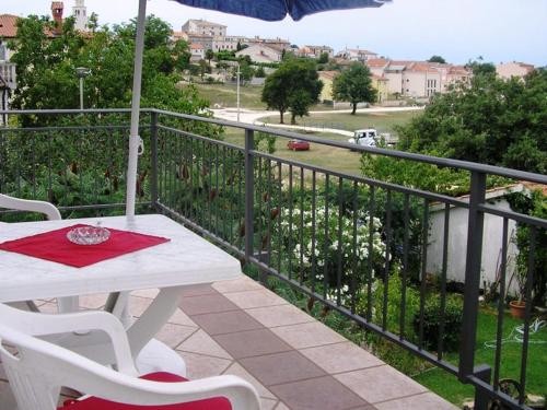  Apartment in Funtana with Terrace, WIFI (4703-1), Ferienwohnung in Funtana