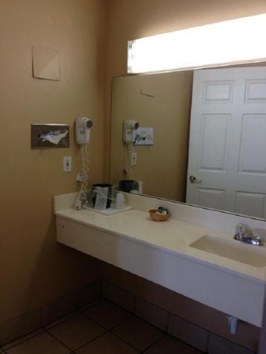 The Crossroads Hotel and Suites Irving - 화장실
