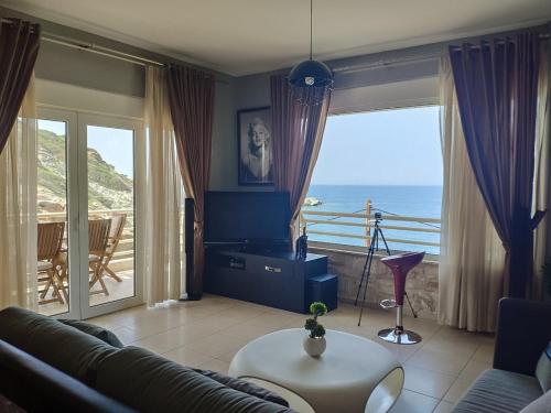  Luxury Seaside House in Mades Heraklion, Unterkunft in Agia Pelagia