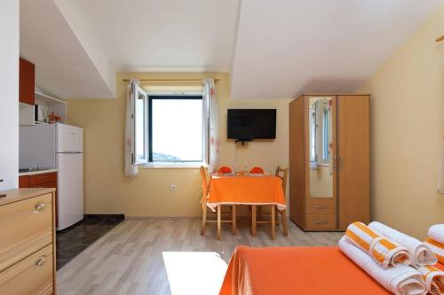  Orange studio Eni in Hvar