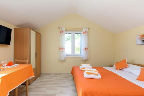  Orange studio Eni in Hvar
