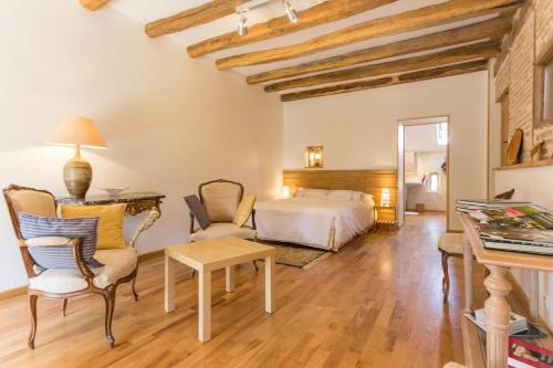 1 double bed, 1 twin bed