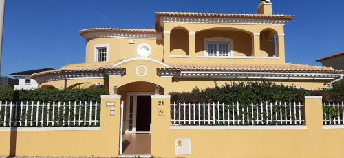 Entrada, Villa dos Teixos in Marinha