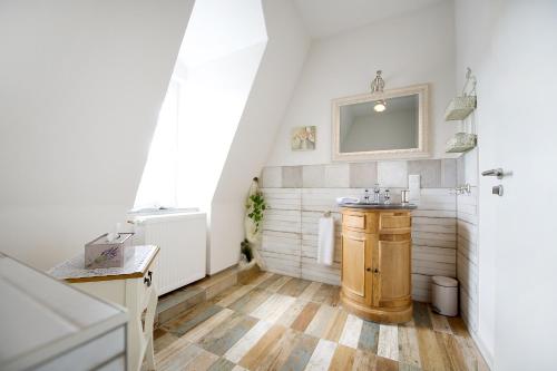 Bathroom, Villa Geriwada in Darmstadt Suburbs