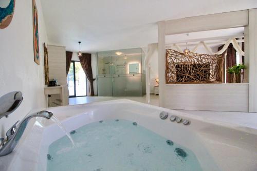 Z Exclusive Hotel and Villas - image 3