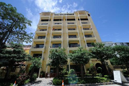 Royal Park Apartments photo