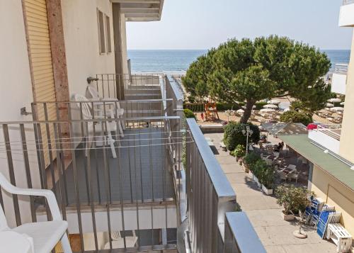 Standard Double or Twin Room with Lateral Sea View image 2
