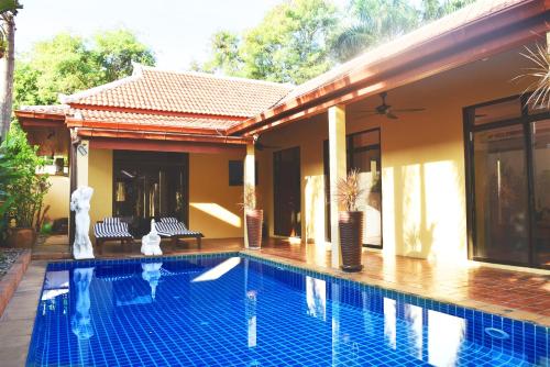 Balcony/terrace, 4 Bed Villa Private Pool and BBQ Jomtien Beach near Boon Kanjanaraam Temple