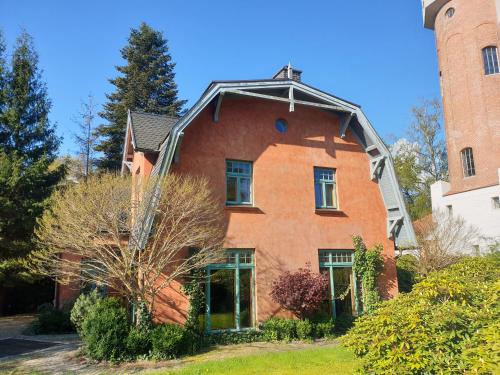 Ferienhaus am Wasserturm fur 6 Erwachsene und 9 Kinder 321m von Dr.-Sedl-Weg entfernt