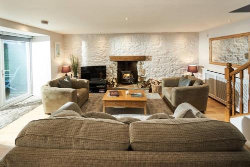 Stuc an t Sagairt Cottage , Loch Lomond