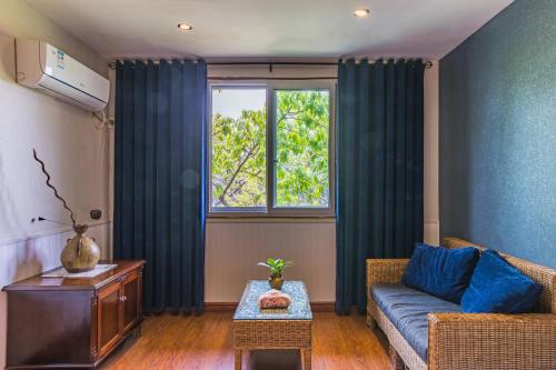 Wenjun Courtyard Hotel ---5 mins walk from Tonghuimen metro station, near Tianfu square, close by culture park and Sichuan opera house, English speaking service, local tours