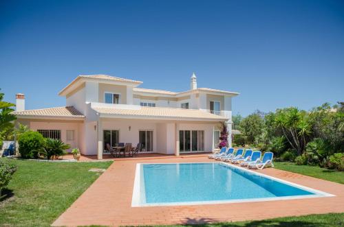 Villa Montanha, Luxury Coastal Villa, with swimming pool, loungers and alfresco dining, 10 min walk to the beautiful Praia da Luz Beach, Shops, Bars and Restaurants!