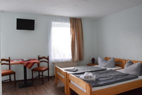2 twin beds