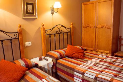 2 twin beds