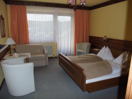 1 king bed, 1 twin bed