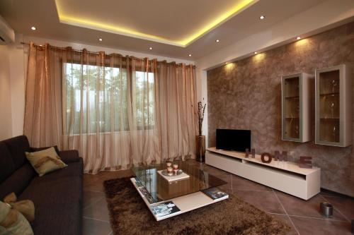 Brown Cottage Apartment - image 8