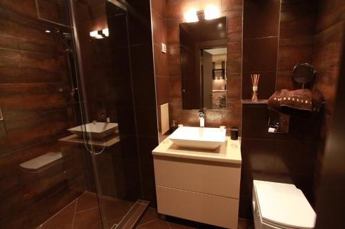 Brown Cottage Apartment - image 3