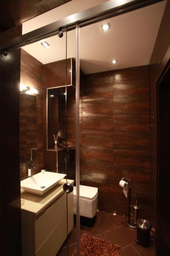 Brown Cottage Apartment - image 5