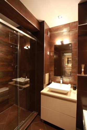 Brown Cottage Apartment - image 4