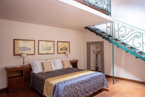 1 queen bed, 2 twin beds