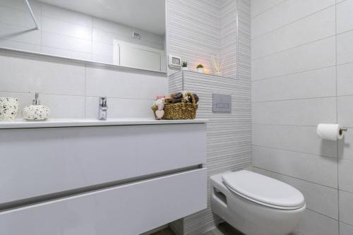 Beautiful 1 bedroom in great central area - image 4
