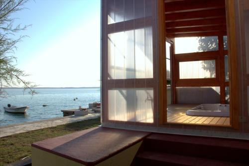 熱水浴缸, The beach house in Tribanj in 崔班齊