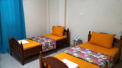 Standard Twin Room image 4