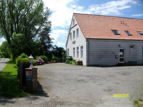 Gastehaus Hemmerdeich-alte Schule 4.6km von Deichstraße entfernt