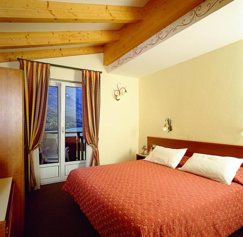 Double or Twin Room with Mountain View