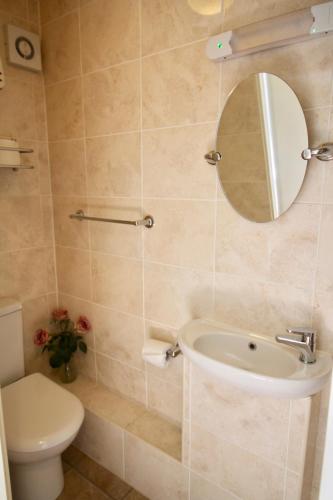 Sonas Guesthouse - image 3