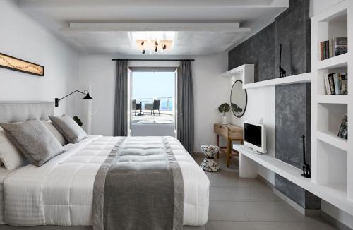 Petit Palace Suites Room Type - Petit Maison with Private Heated Pool and Caldera View