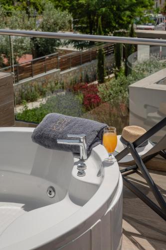 Suite, hydromassage bathtub