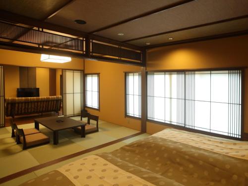 Room with Tatami Area and Hot Spring Bath image 9