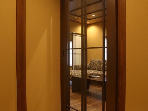 Room with Tatami Area and Hot Spring Bath image 1