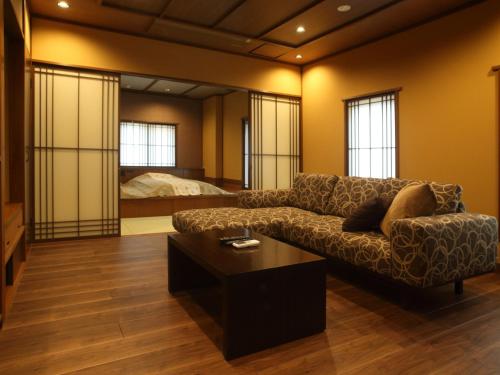 Room with Tatami Area and Hot Spring Bath image 10