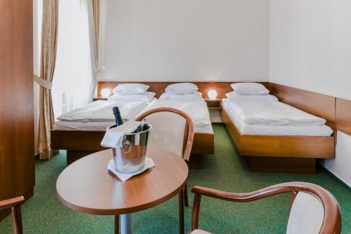 1 double bed, 1 twin bed