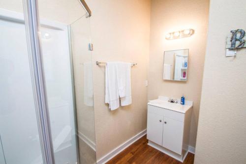 3BR/2BA Remodeled Apartment Near Downtown - image 4