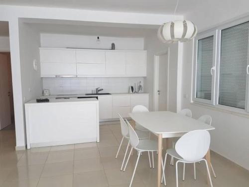 ''White Residence Apartments''